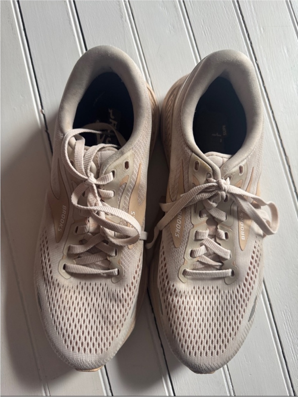 Brooks Adrenaline GTS Running Sneakers Cream Size 9